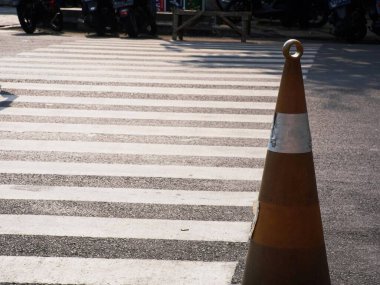 Yol ayırıcı koniler zebra kavşağının yakınına yerleştirilir çünkü toplum aktiviteleri gerçekleşir.