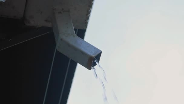 Woda Deszczowa Wypływa Odpływu Dachu Domu Lub Rynny — Wideo stockowe
