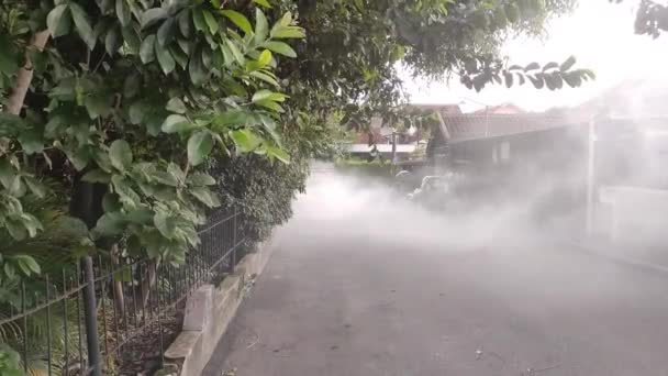 Dym Wyłaniający Się Płonących Śmieci Powoduje Zanieczyszczenie Duszność Ludzi — Wideo stockowe