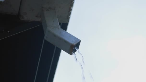 Agua Lluvia Sale Del Drenaje Desde Techo Casa Cuneta — Vídeos de Stock