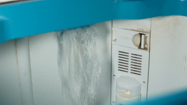 用干净的水填满洗衣机滚筒的过程 — 图库视频影像
