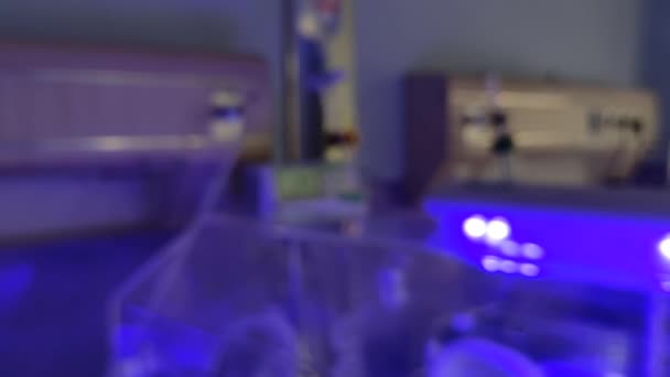 ブルー紫外線を用いた刑務所やハイパーアミュービンを持っている新生児のための光線療法装置の写真 背景として使用するぼやけテクニック付きの写真 — ストック動画
