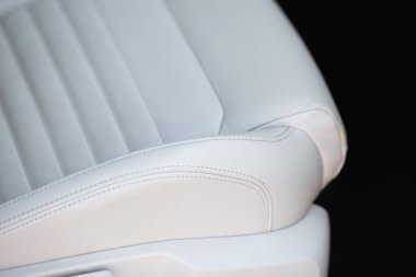 Lüks bir arabada beyaz deri koltuğun ayrıntıları..