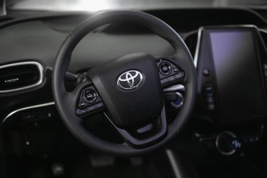 Toyota Prius iç kısmı, direksiyonda Toyota logosu..