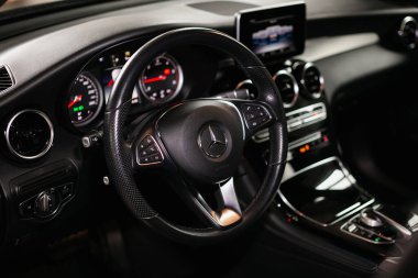 Mercedes-Benz GLC iç mekan, direksiyonda logo.