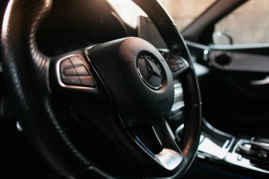 Mercedes-Benz GLC iç mekan, direksiyonda logo.