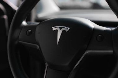 Direksiyondaki Tesla logosu. Yakın çekimli Tesla direksiyonu.