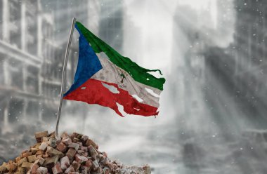 Kirli ve yırtık Ekvator Gine bayrağı, direnişin ve zaferin sembolü. Bir savaş ve yıkım sahnesi, çatışmalar tarafından yıkılan bir şehrin kalıntıları. 3B Hazırlama.