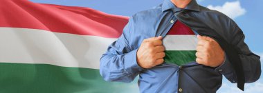 Bir iş adamı tişörtünü Macar bayrağı taşıyan süper kahraman gibi açıyor ve tişörtünün altına bastırılmış bayrağını göstererek ne kadar vatansever olduğunu gösteriyor..