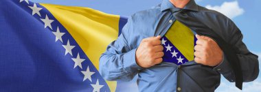 Bosna-Hersek bayrağıyla tişörtünü açan bir işadamı, tişörtünün altına bastırılmış bir tişörtün altında ülkesinin bayrağını göstererek ne kadar vatansever olduğunu gösteriyor..