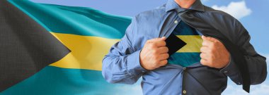 Bir iş adamı tişörtünü Bahama bayrağı taşıyan süper kahraman gibi açıyor ve bir tişörtün altına bastırılmış bayrağını göstererek ne kadar vatansever olduğunu gösteriyor..