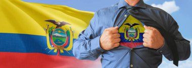 Bir iş adamı tişörtünü Ekvador bayraklı süper kahraman gibi açıyor ve bir tişörtün altına bastırılmış bayrağını göstererek ne kadar vatansever olduğunu gösteriyor..