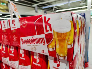 Puilboreau, Fransa - 14 Ekim 2020: Fransız süpermarketinin arifesinde Kronenbourg birasına yakın çekim