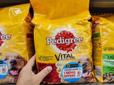 Puilboreau, Fransa - 14 Ekim 2020: Müşteri Bir Fransız süpermarketinde Köpek maması 