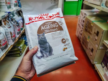 Ameliyatlar, Fransa - 17 Ekim 2020: Premium Kedi Gıda Bölümü Fransız Hayvan Mağazasında Müşteri Keşfi
