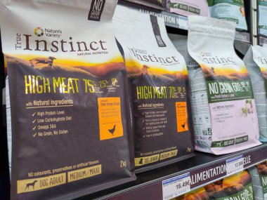 Ameliyatlar, Fransa - 17 Ekim 2020: Bir Fransız Hayvan Mağazasında 