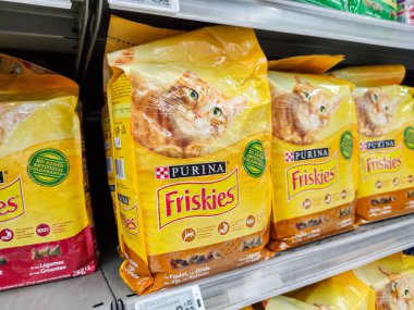 Puilboreau, Fransa - 14 Ekim 2020: Fransız bir süpermarkette Purina 'nın Kuru Kedi Yiyeceği ile Kedi Gıda Koridoru