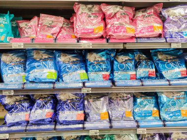 Puilboreau, Fransa - 14 Ekim 2020: Bir Fransız süpermarketinde Kedi maması Koridoru (Purina One, Perfect Fit, Ultima)