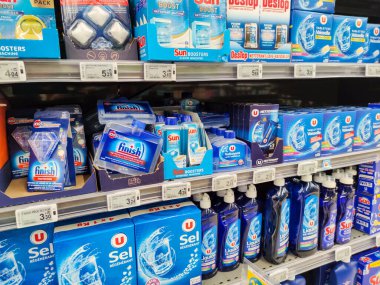 Puilboreau, Fransa - 14 Ekim 2020: Fransız süpermarketinde Bulaşık deterjanı ve Yenilenen Tuz Bölümü