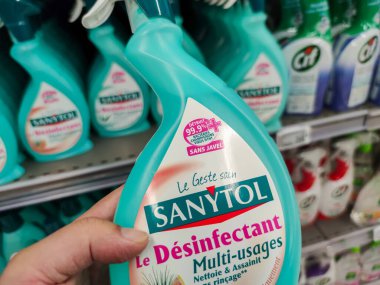 Puilboreau, Fransa - 14 Ekim 2020: Fransız bir süpermarkette Household Cleaning Product, Sanitol 'u elinde tutan müşteri