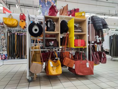 Puilboreau, Fransa - 14 Ekim 2020: Fransız süpermarketinde bavul bölümünün ön görüntüsü