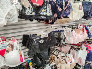 Puilboreau, Fransa - 14 Ekim 2020: Fransız Süpermarketinde Kadın İç Çamaşırı ve İç Çamaşırları Çeşitliliği