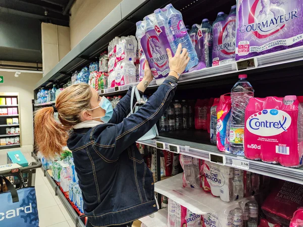Surgeres Francia Octubre 2020 Mujer Sosteniendo Paquete Botellas Agua Courmayeur —  Fotos de Stock