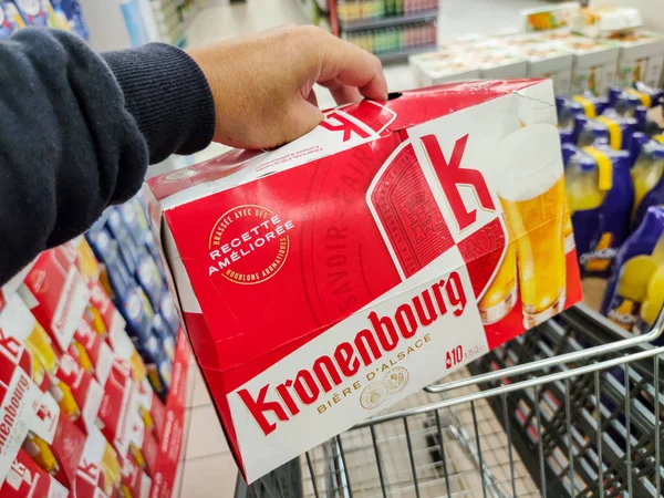 Puilboreau, Fransa - 14 Ekim 2020: Süpermarketteki alışveriş arabalarına bir paket Kronenbourg birası koyan müşteriye yakın çekim