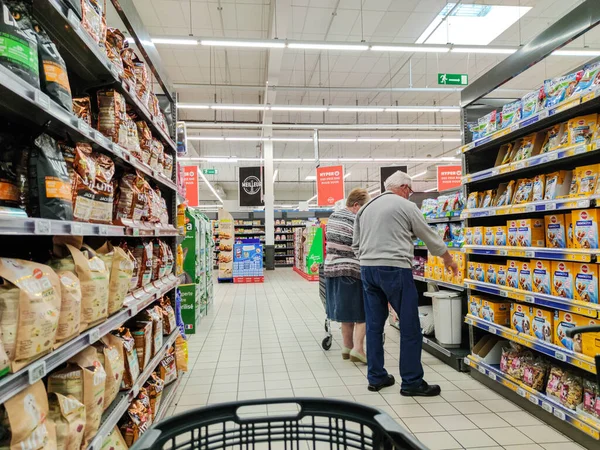 Puilboreau France October 2020 Shopper Selecting Dog Food Pet Store — Stock Photo, Image