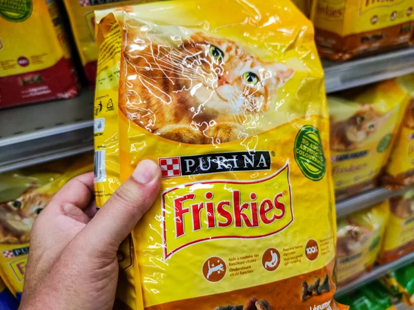 Puilboreau, Fransa - 14 Ekim 2020: Müşteri Purina 'nın bir Fransız süpermarketinde yazdığı Kuru Kedi Yiyeceği 