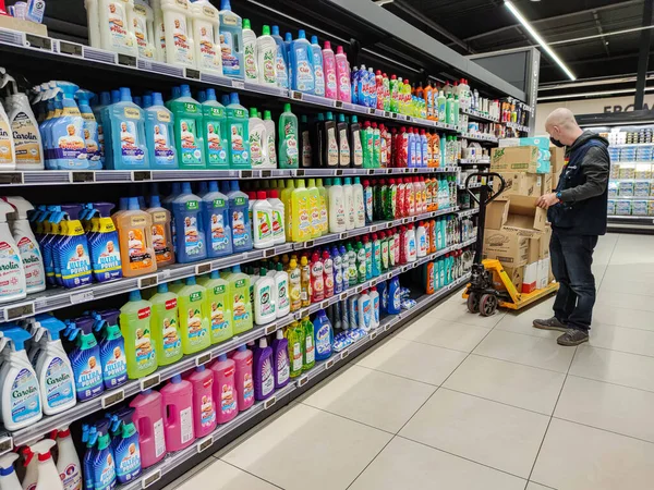 法国Surgeres 2020年10月17日 法国超级市场雇员重新购买家用产品Aisle — 图库照片