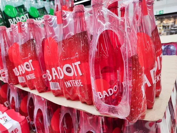 法国Surgeres 2020年10月17日 Badoit 牌闪光水包装上的封闭 超级市场上的法国瓦特 图库图片