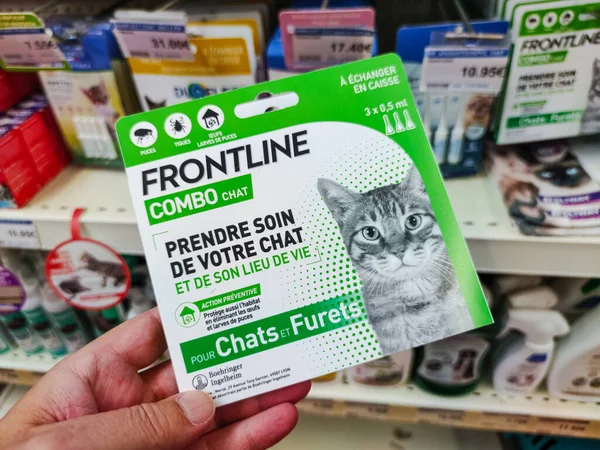 Surgeres Frankrike Oktober 2020 Customer Choosing Flea Repellent Pipettes Frontline Stockbild