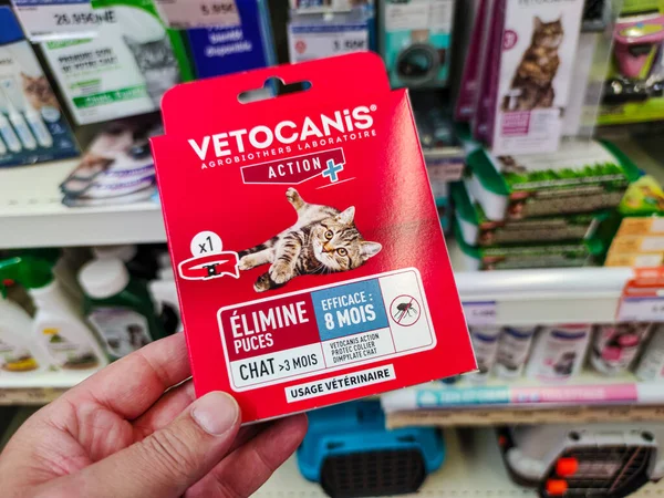 法国Surgeres 2020年10月17日 法国宠物店顾客选择跳蚤驱蚊器品牌 Vetocanis 图库图片