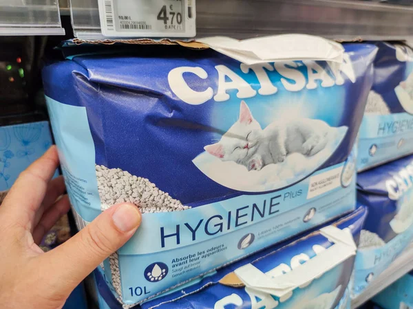 Puilboreau Francia Octubre 2020 Cliente Selecciona Camada Gato Catsan Supermercado Fotos de stock libres de derechos