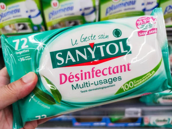 Puilboreau França Outubro 2020 Clientes Segurando Toalhetes Desinfetantes Sanitol Supermercado Imagem De Stock