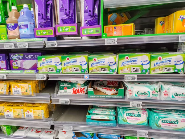 Puilboreau Frankreich Oktober 2020 Supermarkt Aisle Mit Reinigungstüchern Und Desinfektionsmitteln lizenzfreie Stockfotos
