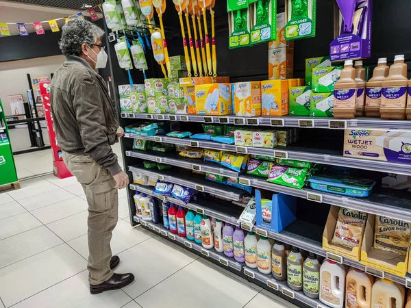 Cerrahlar Fransa Ekim 2020 Bir Fransız Süpermarketinde Temizleme Ürünleri Koridorundaki Stok Resim