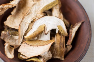 Masanın üzerinde kuru mantarlar (Boletus edulis) var. Porcini mantarlı gurme yemekleri..