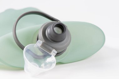 Katlanabilir su şişesi izole edildi. Ultralight & Paketlenebilir Seyahat Şişesi, Sıkıştırma Torbası, Silikon Kap.