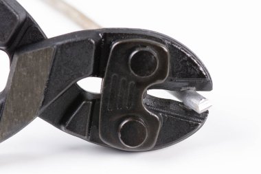 Odaklanma. Kablo kesiciler yakın çekim. Beyaz arkaplan üzerinde çalışan bir aracın izole edilmesi.