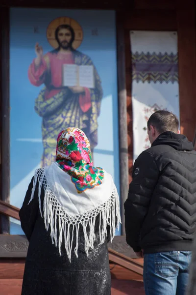 Vorokhta Ucrania Enero 2023 Hombre Una Mujer Están Orando Cerca — Foto de Stock