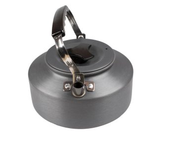 Metal çaydanlık beyaz zemin üzerinde izole edilir. Turizm tabakları. Vitamin içeceği yapmak için şifalı otlardan çay yap..