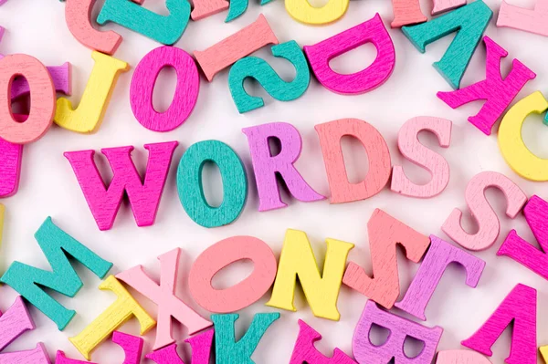 Beyaz Arka Planda Tahta Harflerle Yazılmış Kelimeler Çocukların Yaratıcılığı — Stok fotoğraf
