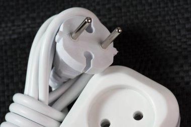 Elektrik prizi, uzatma kablosu yakın plan. Elektrikli ev aletleri.