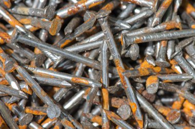 Demir tırnak arka planı. Paslı vidaları kapatın..