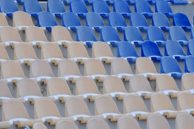 Kışın boş stadyum koltukları. Arena stadyumunda oturmak için sıra sıra sandalye. Spor deseni.