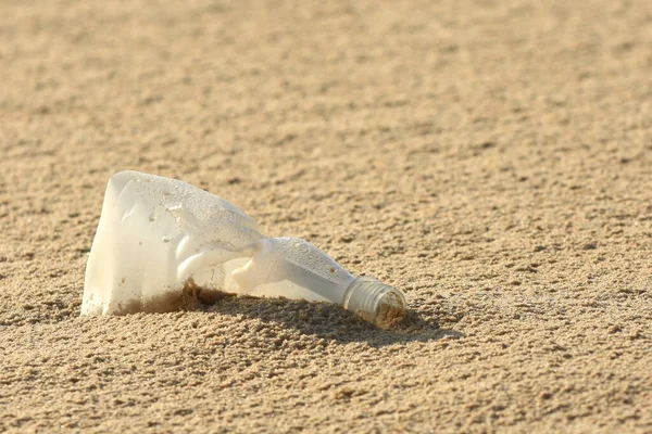 Pet瓶子在沙滩上 世界海洋的塑料污染问题 — 图库照片