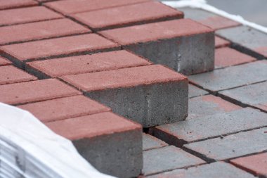 Sokak kaldırımı tamiri. Bir yığın kaldırım tuğlası..