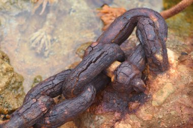 Eski çapa zincirini yok et, yaklaş. Paslı zincir halkaları aşınma ve çatlaklarla kaplı. Bir deniz gemisinin kalıntıları, çapa.